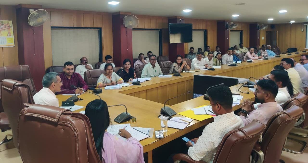 मुख्यमंत्री के आगमन को लेकर जिला प्रशासन अलर्ट मोड पर, कलेक्टर रणबीर शर्मा ने की तैयारियों की समीक्षा मुख्यमंत्री के आगमन को लेकर जिला प्रशासन अलर्ट मोड पर, कलेक्टर रणबीर शर्मा ने की तैयारियों की समीक्षा