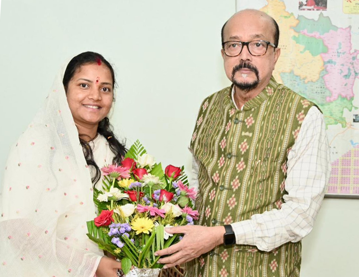 महिला एवं बाल विकास मंत्री लक्ष्मी राजवाड़े ने राज्यपाल रमेन डेका से की सौजन्य भेंट महिला एवं बाल विकास मंत्री लक्ष्मी राजवाड़े ने राज्यपाल रमेन डेका से की सौजन्य भेंट