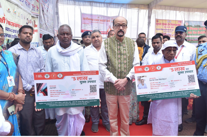 राज्यपाल रमेन डेका ने पीएम आवास योजना के हितग्राहियों को किया सम्मानित राज्यपाल रमेन डेका ने पीएम आवास योजना के हितग्राहियों को किया सम्मानित