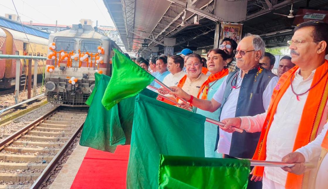 अयोध्या धाम के लिए 850 श्रद्धालुओं का जत्था रवाना अयोध्या धाम के लिए 850 श्रद्धालुओं का जत्था रवाना