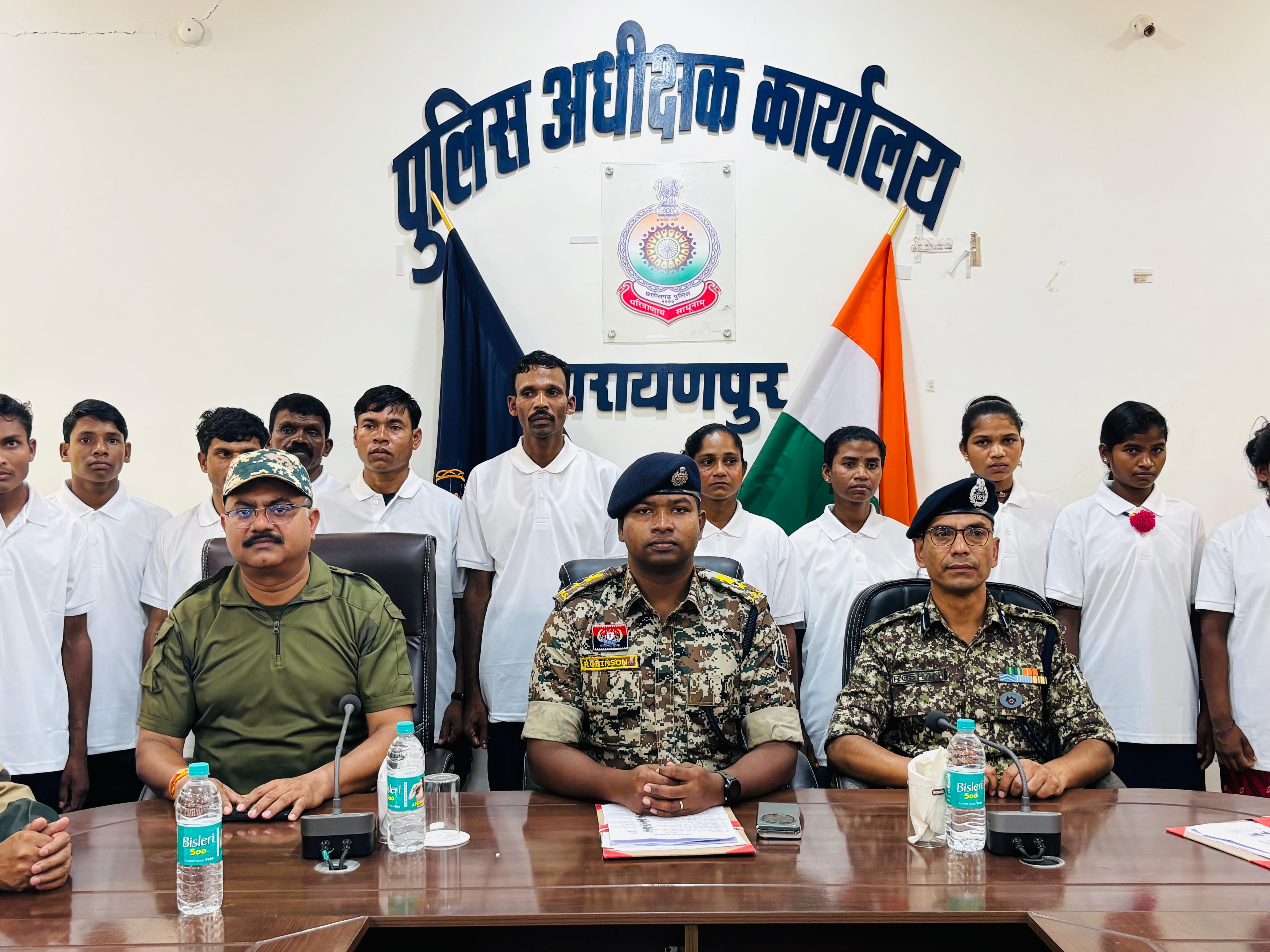 नारायणपुर जिले में 16 माओवादियों ने किया आत्मसमर्पण नारायणपुर जिले में 16 माओवादियों ने किया आत्मसमर्पण