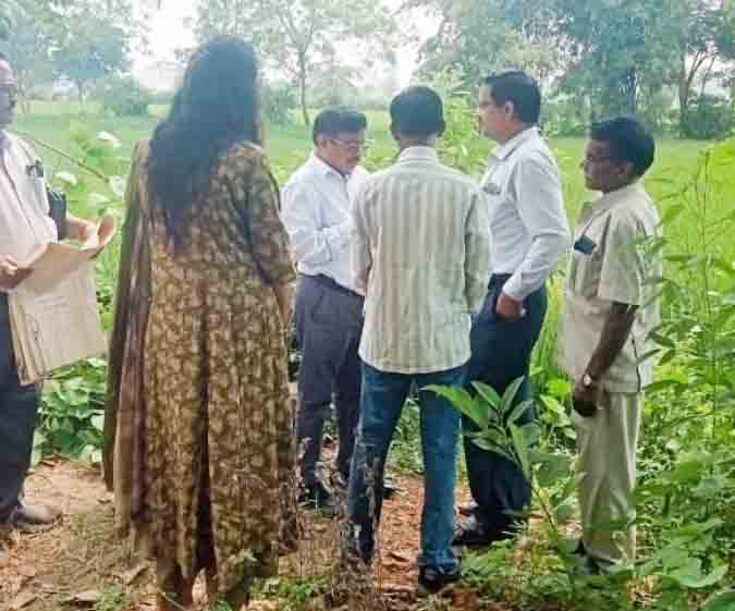 संभागायुक्त श्री महादेव कावरे ने ग्राम चर्रा में फसल गिरदावरी सत्यापन कार्य का निरीक्षण संभागायुक्त श्री महादेव कावरे ने ग्राम चर्रा में फसल गिरदावरी सत्यापन कार्य का निरीक्षण