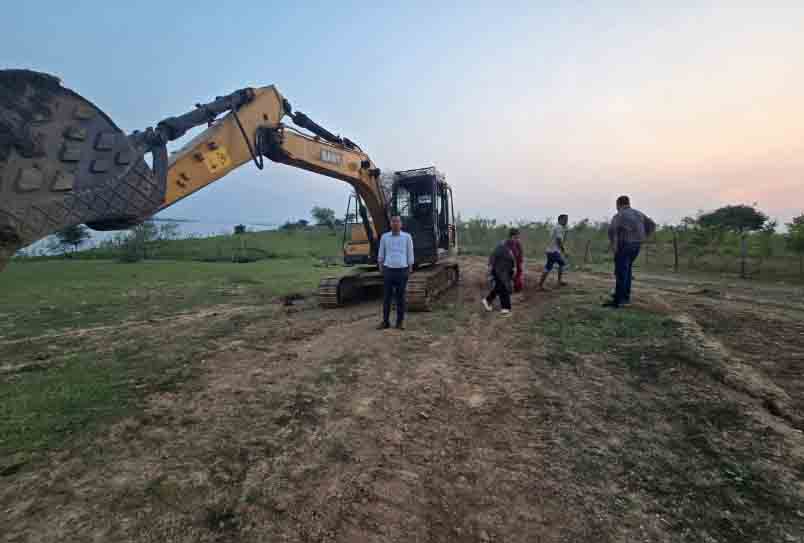 मुख्यमंत्री के निर्देश पर अवैध रेत खनन पर त्वरित कार्रवाई — ग्राम गुदगुदा में 2 बोट एवं 2 चैन माउंटेन जब्त मुख्यमंत्री के निर्देश पर अवैध रेत खनन पर त्वरित कार्रवाई — ग्राम गुदगुदा में 2 बोट एवं 2 चैन माउंटेन जब्त