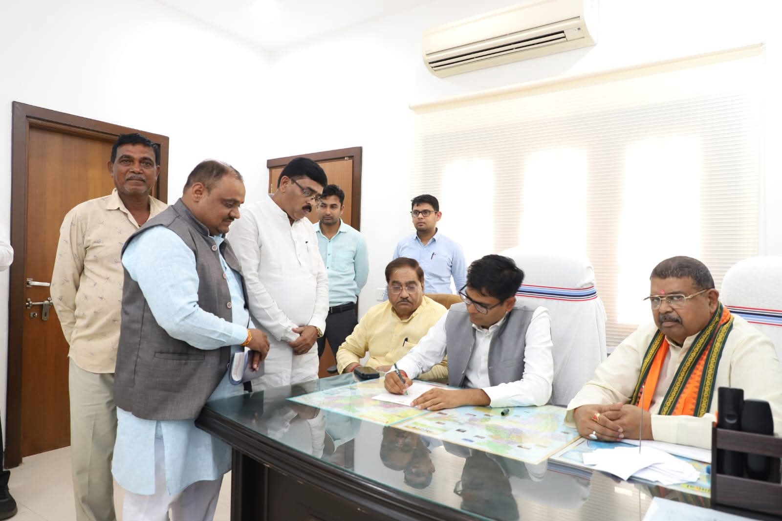 वित्त मंत्री चौधरी ने सहयोग केंद्र में कार्यकर्ताओं एवं आमजन के आवेदनों का किया निराकरण वित्त मंत्री चौधरी ने सहयोग केंद्र में कार्यकर्ताओं एवं आमजन के आवेदनों का किया निराकरण