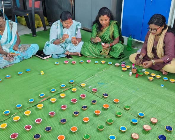 दीयों और पूजा सामग्री के बिक्री से समूह की महिलाएं हो रही समृद्ध दीयों और पूजा सामग्री के बिक्री से समूह की महिलाएं हो रही समृद्ध