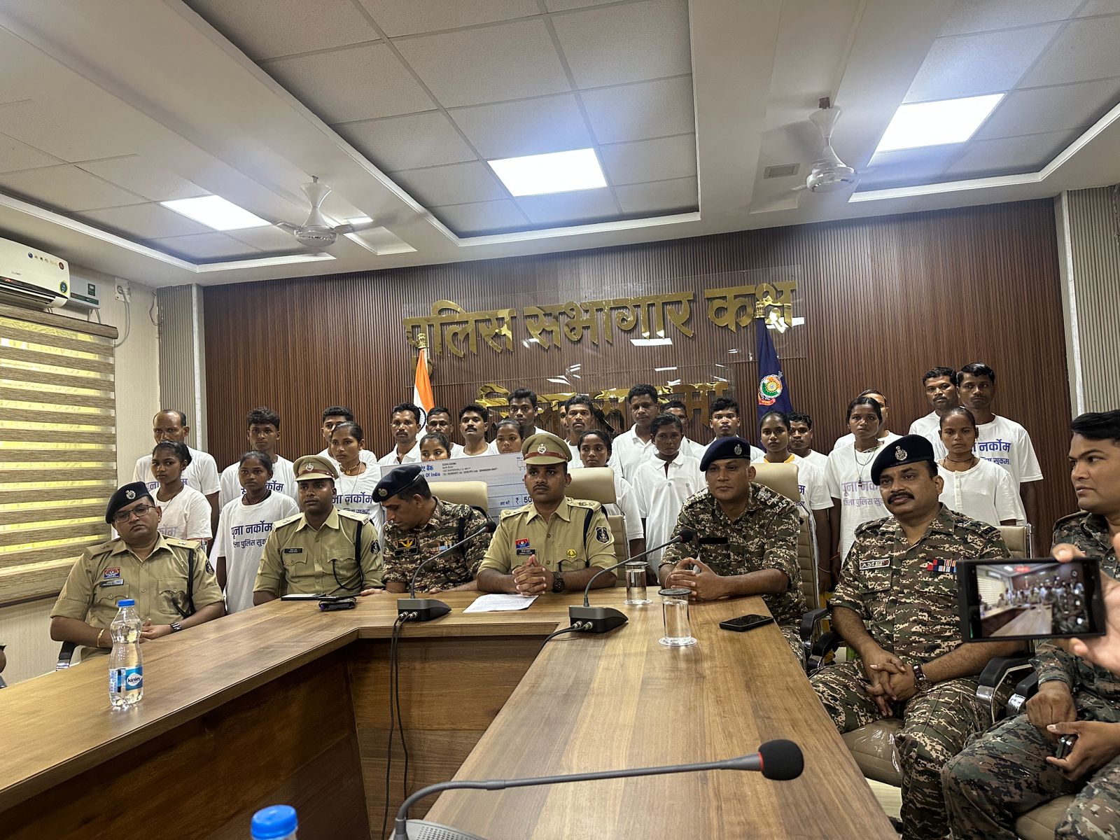 50 लाख के इनामी सहित 27 माओवादियों का आत्मसमर्पण 50 लाख के इनामी सहित 27 माओवादियों का आत्मसमर्पण