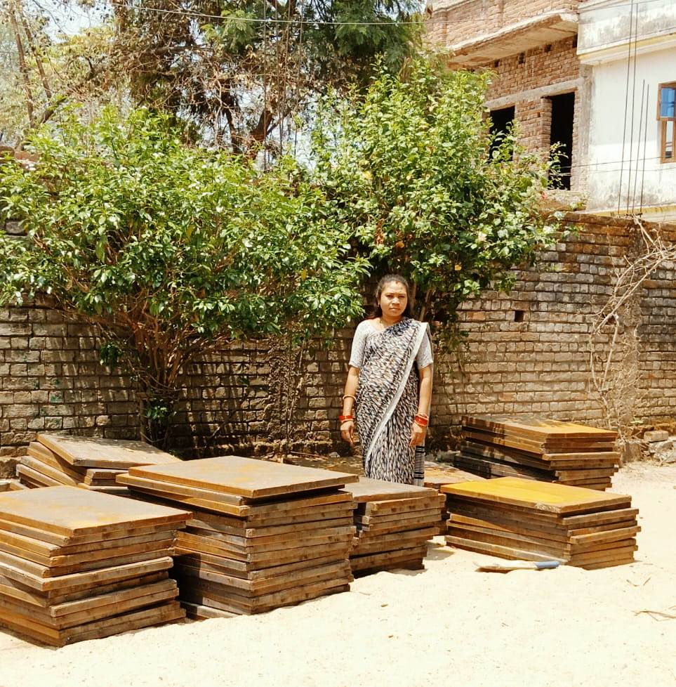 सेंट्रिंग प्लेट्स से मिला दी रश्मि के सपनों को सहारा…. सेंट्रिंग प्लेट्स से मिला दी रश्मि के सपनों को सहारा….