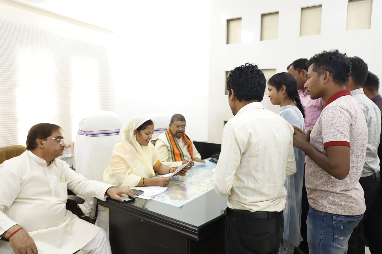 सहयोग केंद्र में मंत्री राजवाड़े ने किया कार्यकर्ताओं से संवाद सहयोग केंद्र में मंत्री राजवाड़े ने किया कार्यकर्ताओं से संवाद