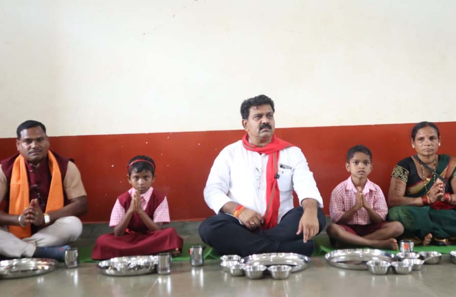 उप मुख्यमंत्री विजय शर्मा ने कच्चापाल के में बच्चों संग किया भोजन उप मुख्यमंत्री विजय शर्मा ने कच्चापाल के में बच्चों संग किया भोजन