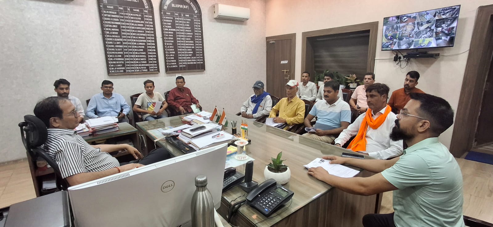 कलेक्टर संजय अग्रवाल ने ली राजनीतिक दलों की बैठक कलेक्टर संजय अग्रवाल ने ली राजनीतिक दलों की बैठक