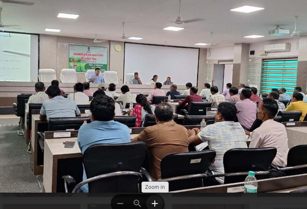 कलेक्टर द्वारा प्रधानमंत्री धन-धान्य कृषि योजना की समीक्षा कलेक्टर द्वारा प्रधानमंत्री धन-धान्य कृषि योजना की समीक्षा