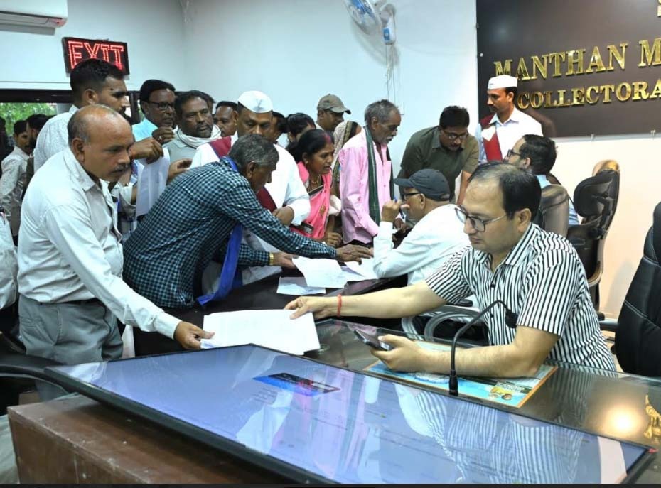 कलेक्टर जनदर्शन : रिटायर्ड शिक्षक ने स्कूलों में स्वैच्छिक सेवा के लिए दिया आवेदन कलेक्टर जनदर्शन : रिटायर्ड शिक्षक ने स्कूलों में स्वैच्छिक सेवा के लिए दिया आवेदन