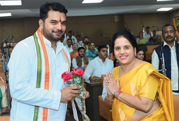 नगर निगम रायपुर की सामान्य सभा की बैठक में महापौर मीनल ने नेता प्रतिपक्ष आकाश का किया आत्मीय स्वागत नगर निगम रायपुर की सामान्य सभा की बैठक में महापौर मीनल ने नेता प्रतिपक्ष आकाश का किया आत्मीय स्वागत