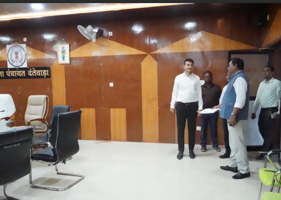 बस्तर कमिश्नर द्वारा एसडीएम कार्यालय एवं जिला पंचायत का किया गया औचक निरीक्षण बस्तर कमिश्नर द्वारा एसडीएम कार्यालय एवं जिला पंचायत का किया गया औचक निरीक्षण