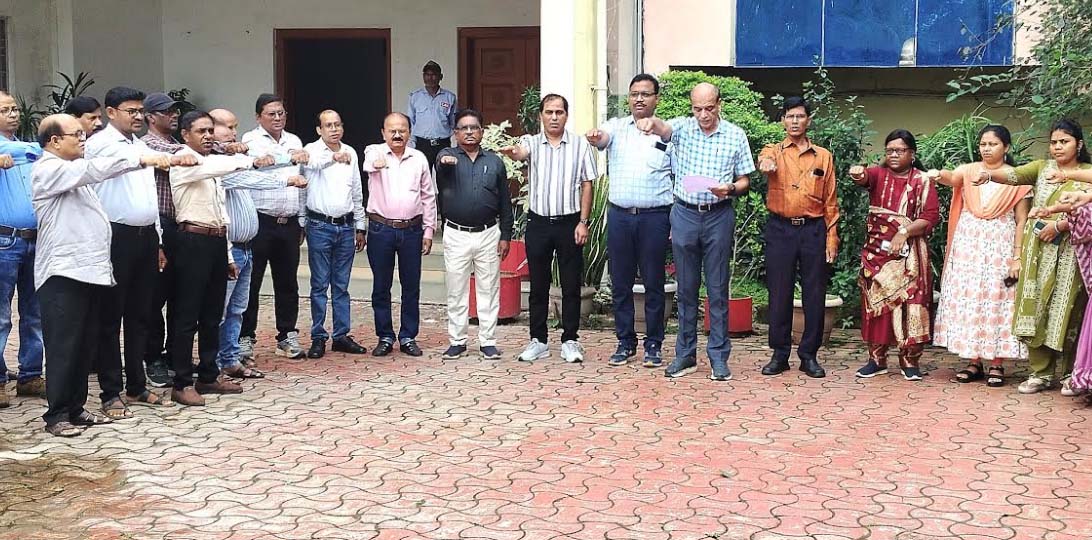 क्षेत्रीय प्रशासनिक भवन में विद्युत कर्मियों ने ली राष्ट्रीय एकता दिवस की शपथ क्षेत्रीय प्रशासनिक भवन में विद्युत कर्मियों ने ली राष्ट्रीय एकता दिवस की शपथ