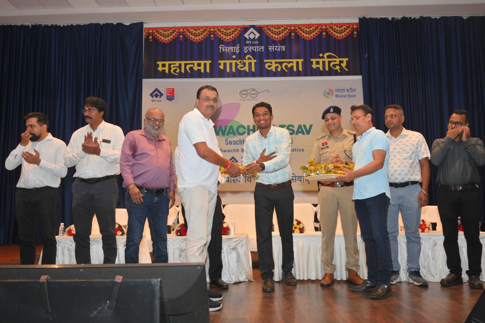 भिलाई टाउनशिप में 'स्वच्छता ही सेवा 5.0' का भव्य समापन, 400 से अधिक सफाई मित्रों का सम्मान भिलाई टाउनशिप में 'स्वच्छता ही सेवा 5.0' का भव्य समापन, 400 से अधिक सफाई मित्रों का सम्मान