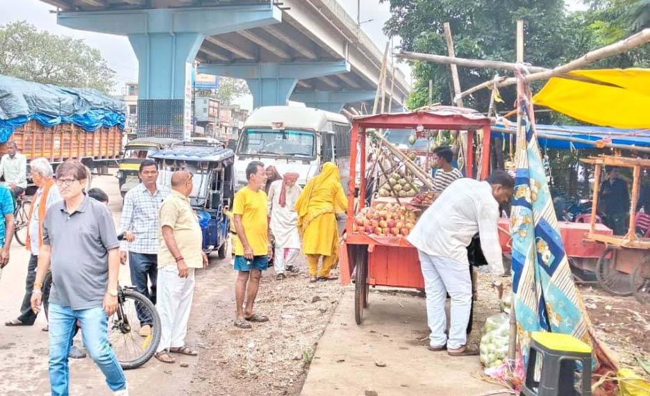 अवैध एवं अस्थायी फल ठेला संचालको पर निगम ने की कार्यवाही अवैध एवं अस्थायी फल ठेला संचालको पर निगम ने की कार्यवाही