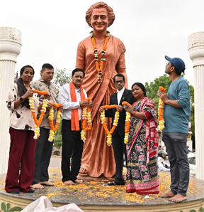 पूर्व प्रधानमंत्री इंदिरा गाँधी की 41वीं पुण्यतिथि पर गणमान्यजनों ने किया नमन पूर्व प्रधानमंत्री इंदिरा गाँधी की 41वीं पुण्यतिथि पर गणमान्यजनों ने किया नमन