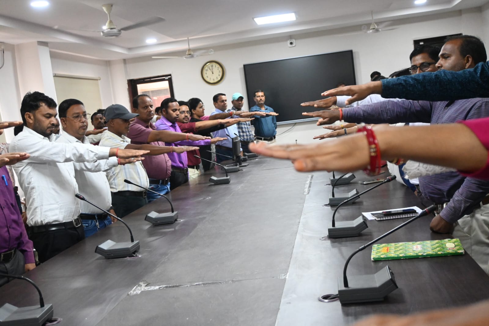 कलेक्टर ने अधिकारियों और कर्मचारियों को राष्ट्र की एकता,अखंण्डता और सुरक्षा को बनाए रखने की शपथ दिलाई कलेक्टर ने अधिकारियों और कर्मचारियों को राष्ट्र की एकता,अखंण्डता और सुरक्षा को बनाए रखने की शपथ दिलाई