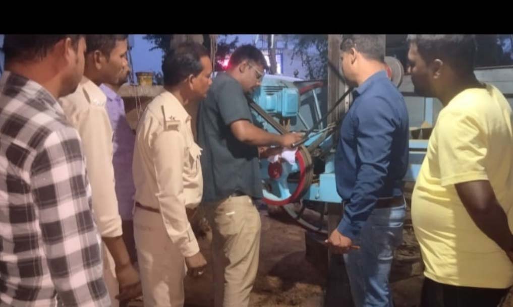 प्रतिबंधित प्रजाति की लकड़ियों के चिरान पर वन विभाग की कार्यवाही,संडी में सॉ मिल किया सील प्रतिबंधित प्रजाति की लकड़ियों के चिरान पर वन विभाग की कार्यवाही,संडी में सॉ मिल किया सील