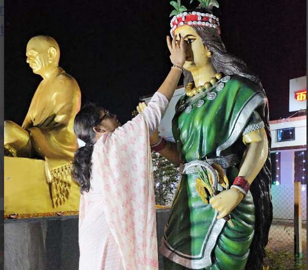 राज्योत्सव- के अवसर पर कलेक्टर तुलिका प्रजापति ने छत्तीसगढ़ महतारी की पूजा-अर्चना की राज्योत्सव- के अवसर पर कलेक्टर तुलिका प्रजापति ने छत्तीसगढ़ महतारी की पूजा-अर्चना की