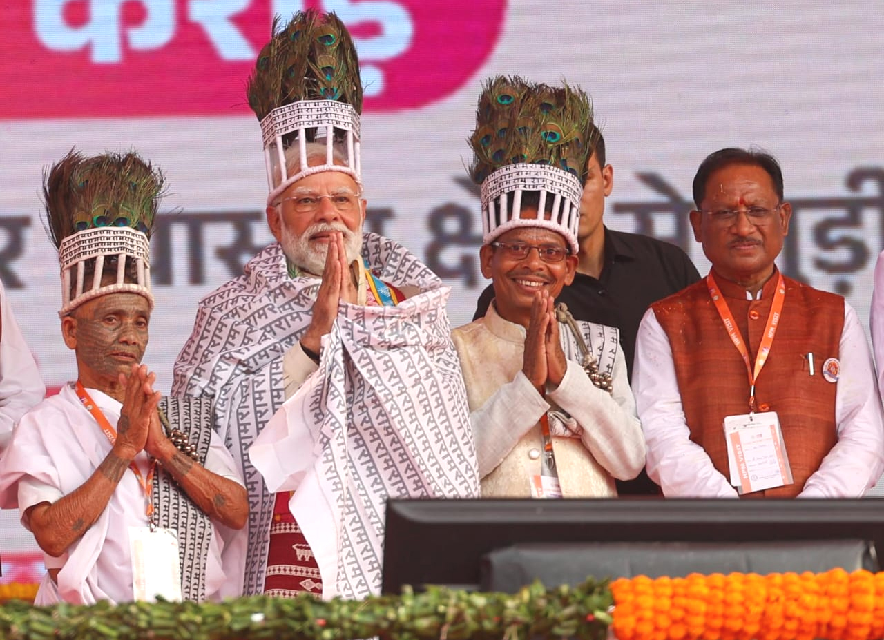 आस्था ने छुआ हृदय: प्रधानमंत्री नरेंद्र मोदी से रामनामी समाज के प्रतिनिधियों की आत्मीय भेंट आस्था ने छुआ हृदय: प्रधानमंत्री नरेंद्र मोदी से रामनामी समाज के प्रतिनिधियों की आत्मीय भेंट