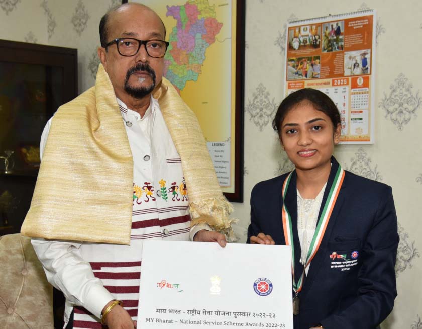 राष्ट्रपति पुरस्कार से सम्मानित एनएसएस की छात्रा लेखनी साहू ने राज्यपाल से की सौजन्य भेंट राष्ट्रपति पुरस्कार से सम्मानित एनएसएस की छात्रा लेखनी साहू ने राज्यपाल से की सौजन्य भेंट