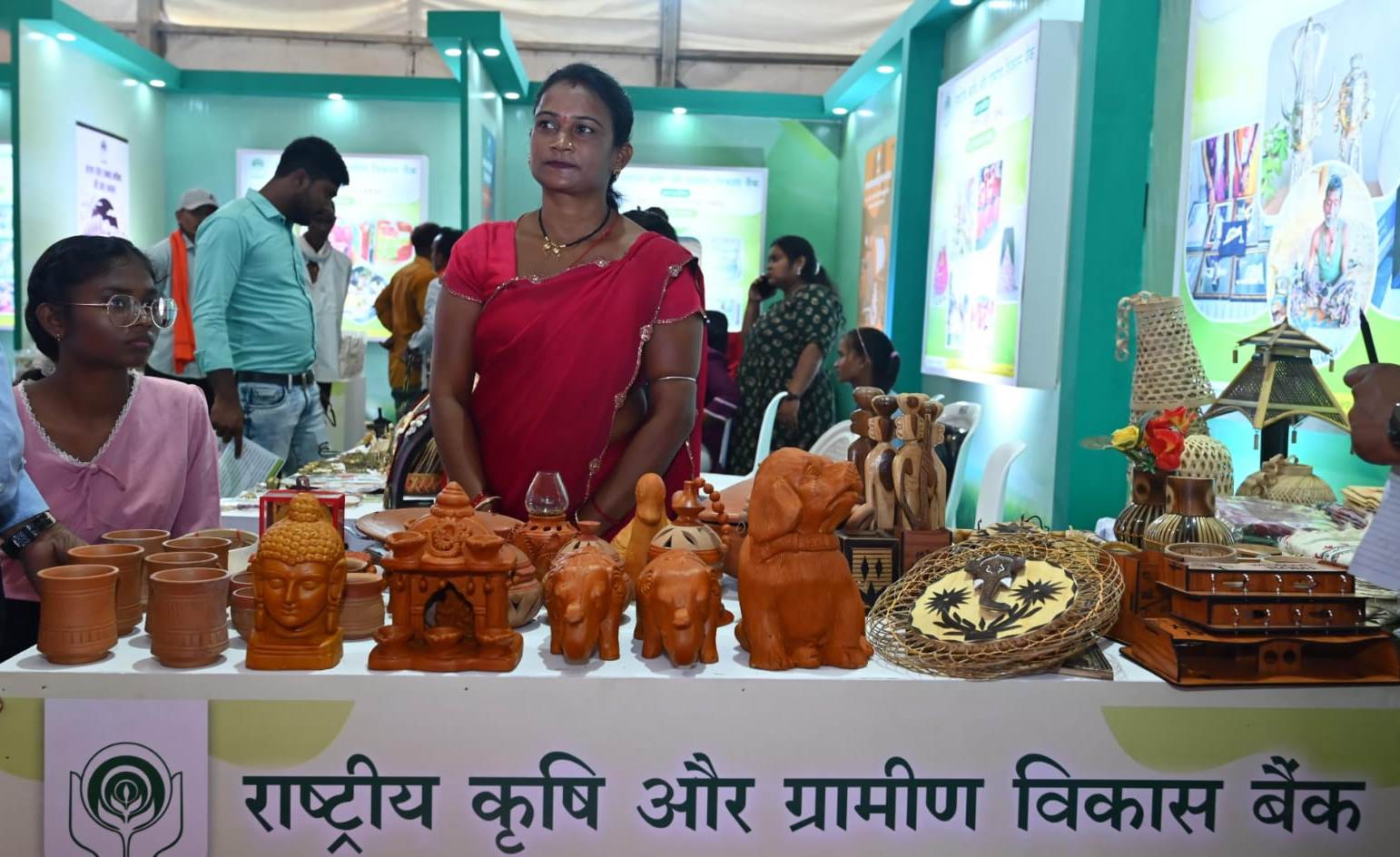 नाबार्ड की मदद से महिला समूह बन रहे आत्मनिर्भर नाबार्ड की मदद से महिला समूह बन रहे आत्मनिर्भर