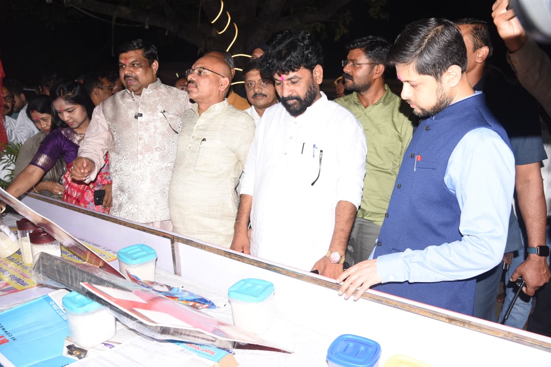 स्कूल शिक्षा मंत्री यादव ने किया शासकीय स्टॉल का निरीक्षण, योजनाओं की सराहना की स्कूल शिक्षा मंत्री यादव ने किया शासकीय स्टॉल का निरीक्षण, योजनाओं की सराहना की