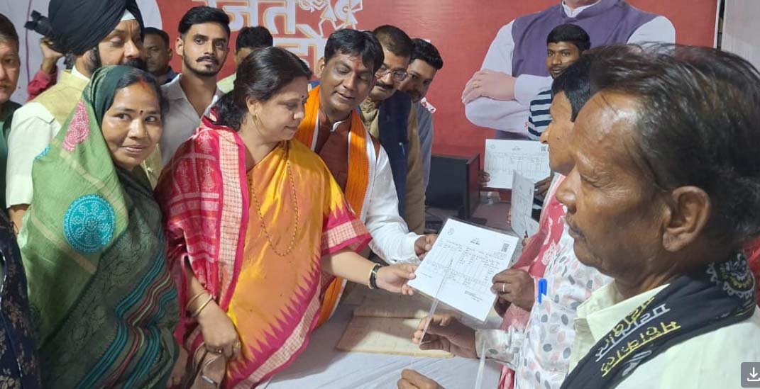 सांसद रूपकुमारी चौधरी ने किया विभिन्न विभागों द्वारा लगाएं गए स्टॉल का अवलोकन सांसद रूपकुमारी चौधरी ने किया विभिन्न विभागों द्वारा लगाएं गए स्टॉल का अवलोकन