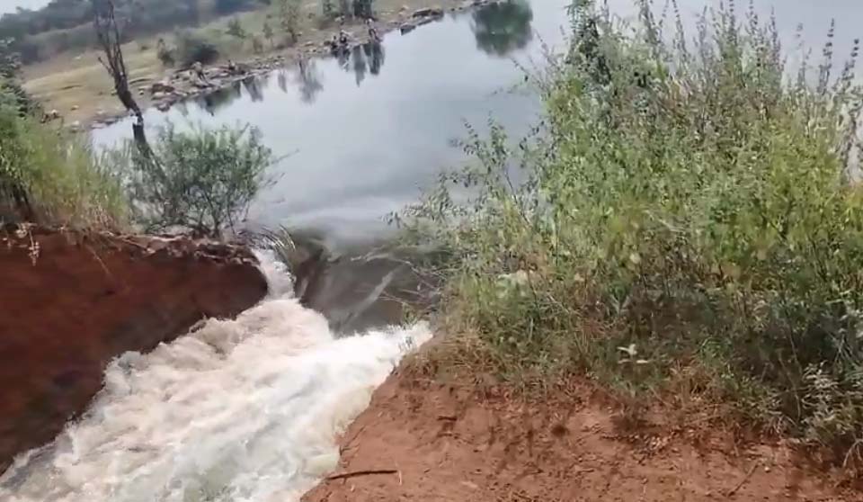 राजाडेरा जलाशय का एक हिस्सा क्षतिग्रस्त, आसपास के गांव में दहशत का माहौल राजाडेरा जलाशय का एक हिस्सा क्षतिग्रस्त, आसपास के गांव में दहशत का माहौल