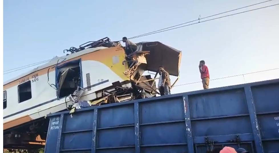 बिलासपुर स्टेशन के समीप ट्रेन हादसा , कई लोगों की मौत, कई घायल बिलासपुर स्टेशन के समीप ट्रेन हादसा , कई लोगों की मौत, कई घायल