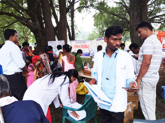 बीजापुर में विकास की दस्तकः धुर माओवाद प्रभावित क्षेत्र के सात गांवों में पहली बार लगा मेगा हेल्थ कैंप बीजापुर में विकास की दस्तकः धुर माओवाद प्रभावित क्षेत्र के सात गांवों में पहली बार लगा मेगा हेल्थ कैंप