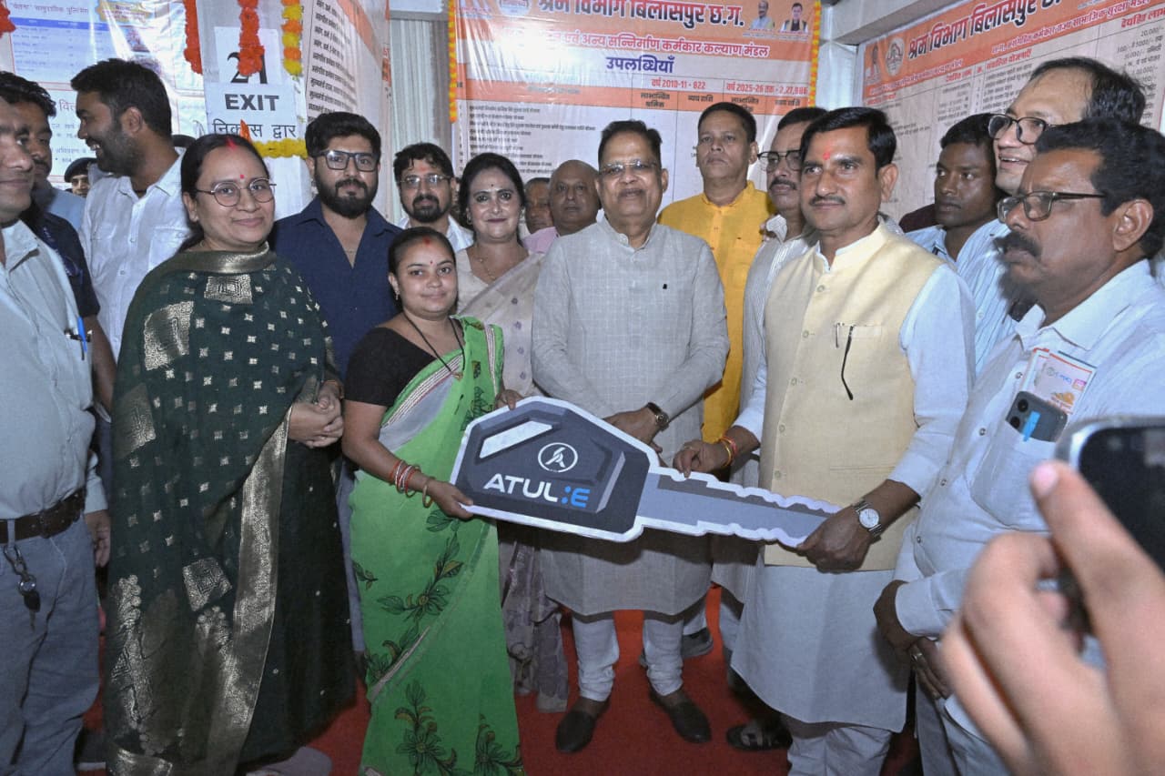 केंद्रीय राज्यमंत्री तोखन साहू ने बांटी खुशियों की चाबी केंद्रीय राज्यमंत्री तोखन साहू ने बांटी खुशियों की चाबी