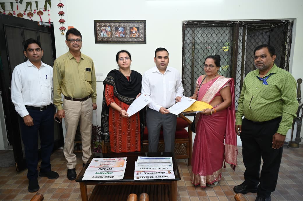 बीएलओ घर-घर जाकर दे रहे गणना प्रपत्र बीएलओ घर-घर जाकर दे रहे गणना प्रपत्र