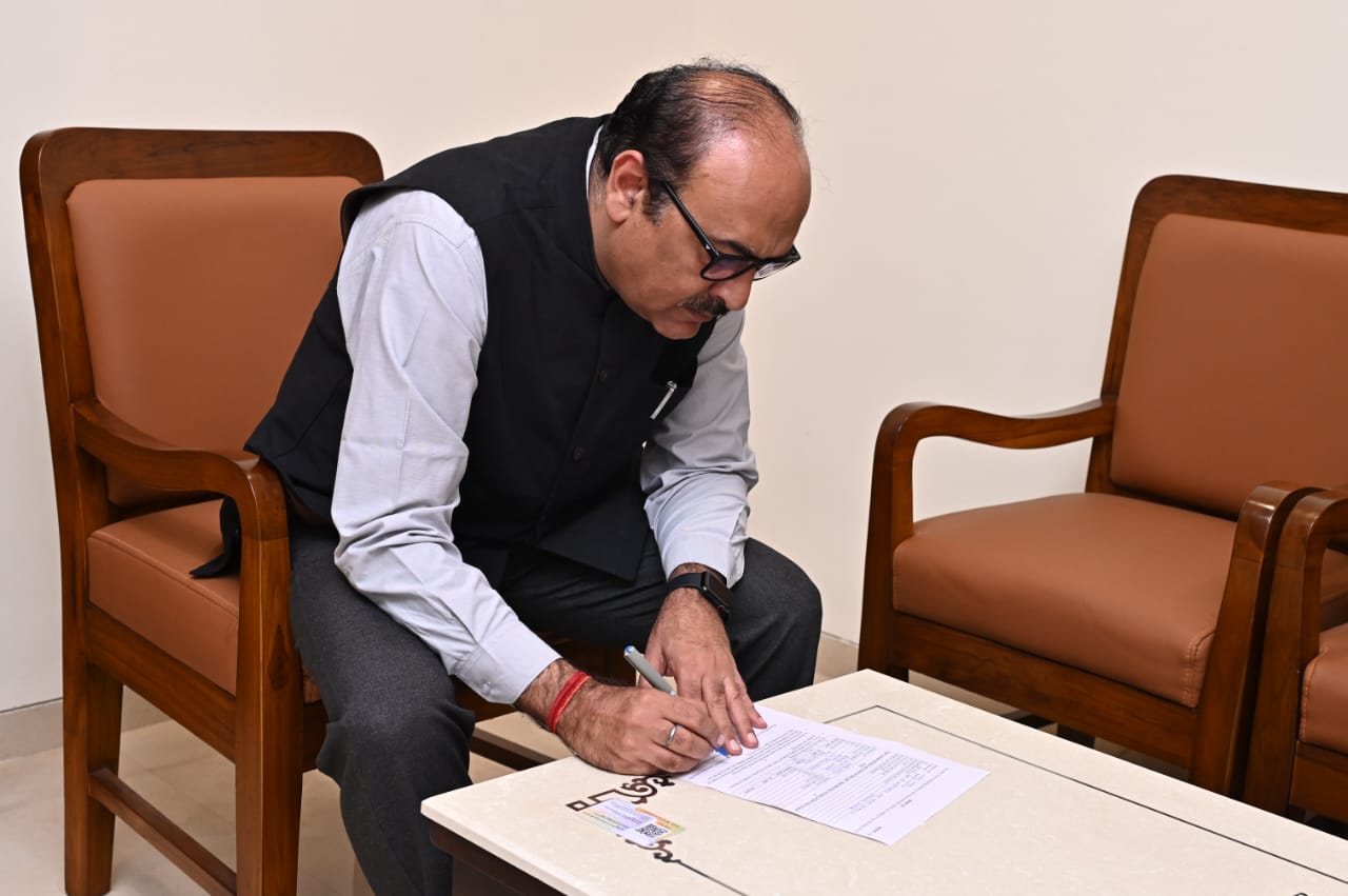 एसआईआर : शुरूआती 5 दिनों में करीब 30 लाख मतदाताओं तक पहुंचे बीएलओ, गणना प्रपत्र वितरित एसआईआर : शुरूआती 5 दिनों में करीब 30 लाख मतदाताओं तक पहुंचे बीएलओ, गणना प्रपत्र वितरित