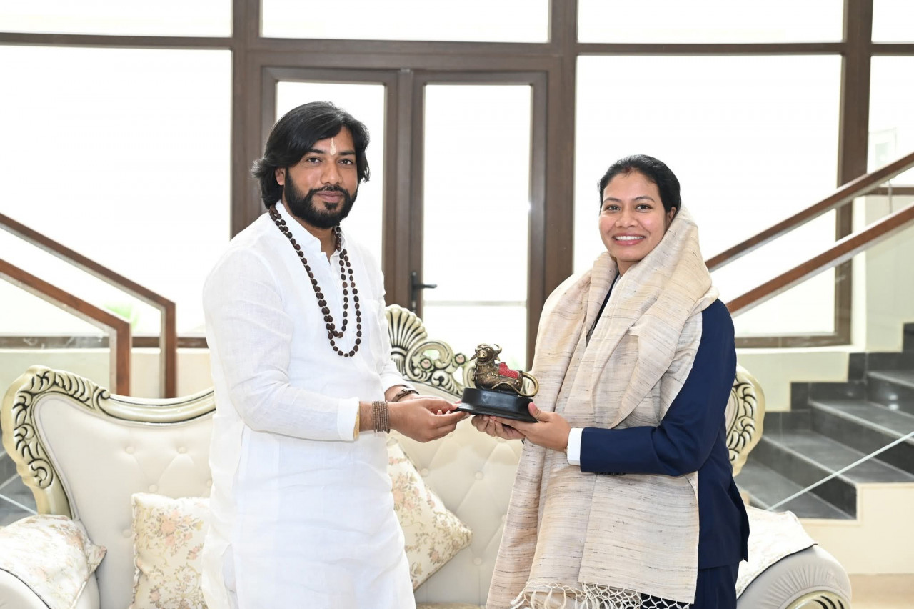 भारतीय महिला क्रिकेट टीम की फिजियोथैरेपिस्ट आकांक्षा सत्यवंशी ने की मंत्री गुरु खुशवंत साहेब से सौजन्य भेंट भारतीय महिला क्रिकेट टीम की फिजियोथैरेपिस्ट आकांक्षा सत्यवंशी ने की मंत्री गुरु खुशवंत साहेब से सौजन्य भेंट