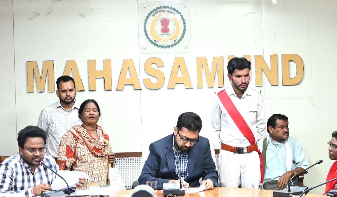 कलेक्टर श्री लंगेह ने जन चौपाल में सुनी लोगों की समस्याएं कलेक्टर श्री लंगेह ने जन चौपाल में सुनी लोगों की समस्याएं