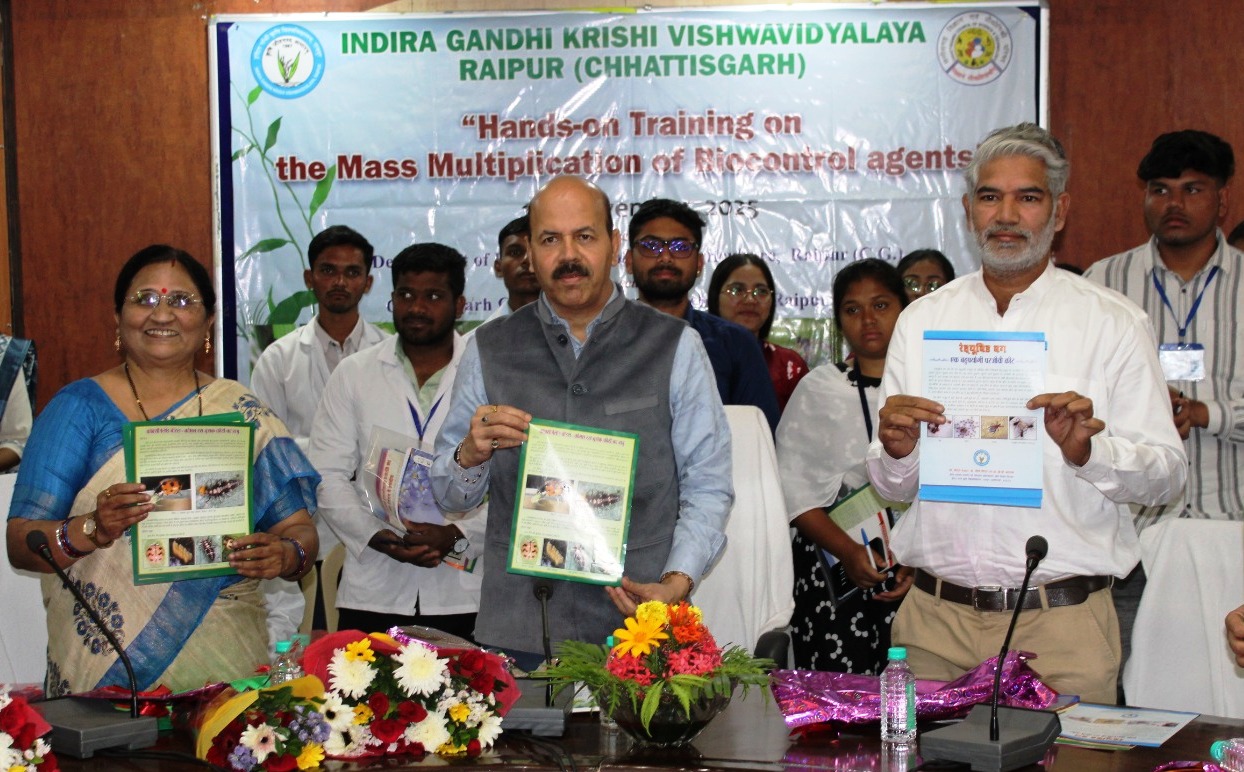 फसलों में बीमारियों के नियंत्रण के लिए जैव नियंत्रकों का उपयोग करें : डॉ. चंदेल फसलों में बीमारियों के नियंत्रण के लिए जैव नियंत्रकों का उपयोग करें : डॉ. चंदेल