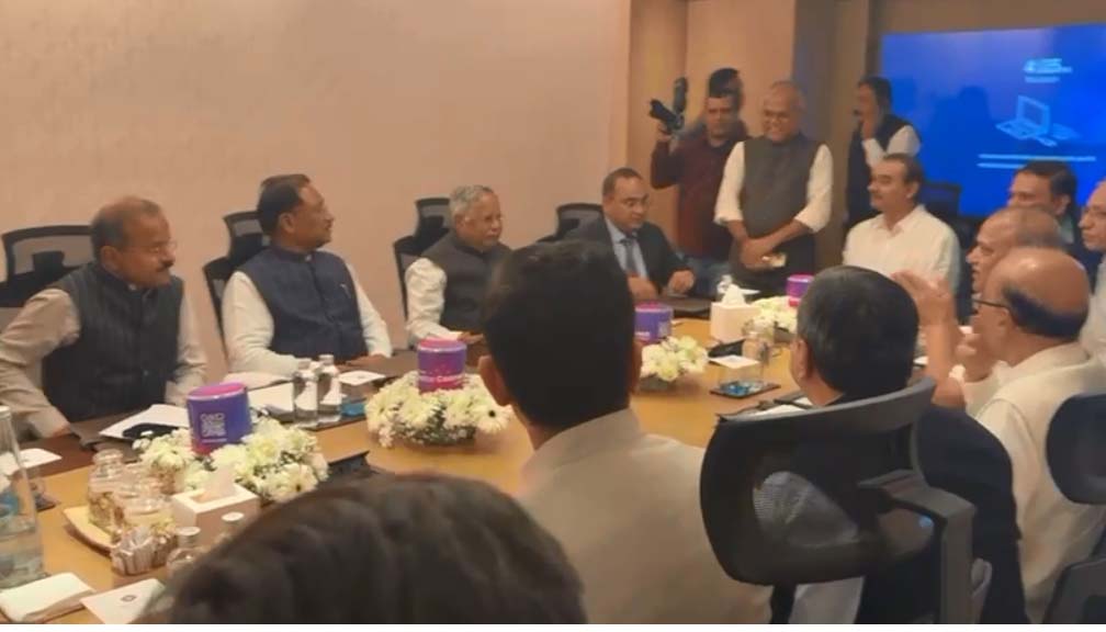 अहमदाबाद के टेक्सटाइल एसोसिएशन समूह ने मुख्यमंत्री विष्णुदेव साय से की मुलाकात, कपड़ा उद्योग में निवेश की रुचि दिखाई अहमदाबाद के टेक्सटाइल एसोसिएशन समूह ने मुख्यमंत्री विष्णुदेव साय से की मुलाकात, कपड़ा उद्योग में निवेश की रुचि दिखाई