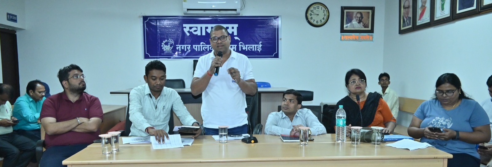 विशेष गहन पुनरीक्षण कार्य हेतु आयुक्त ने बीएलओ से किये चर्चा विशेष गहन पुनरीक्षण कार्य हेतु आयुक्त ने बीएलओ से किये चर्चा