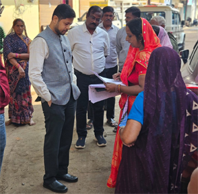 गणना प्रपत्र वितरण कार्य निरीक्षण करने कलेक्टर पहुंचे वार्डों में गणना प्रपत्र वितरण कार्य निरीक्षण करने कलेक्टर पहुंचे वार्डों में