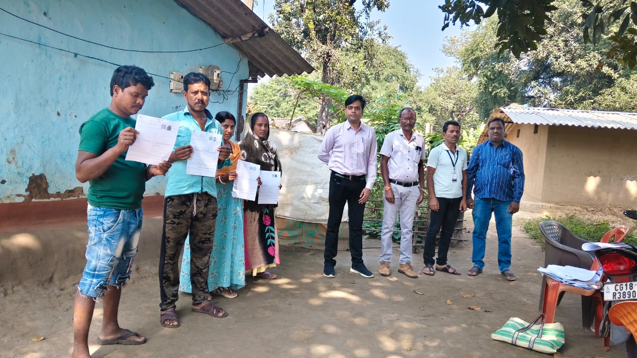 दंतेवाड़ा जिले में युद्ध स्तर पर चलाये जा रहे है एसआईआर ई.एफ. फॉर्म वितरण कार्य दंतेवाड़ा जिले में युद्ध स्तर पर चलाये जा रहे है एसआईआर ई.एफ. फॉर्म वितरण कार्य