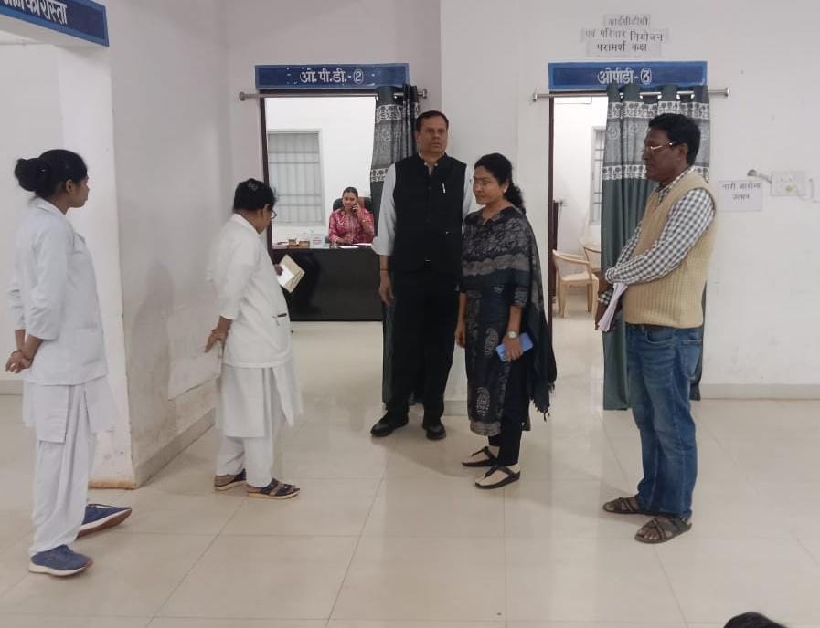 संभागायुक्त श्री सत्यनारायण राठौर ने गुरूर में राजस्व कार्यालयों का किया आकस्मिक निरीक्षण संभागायुक्त श्री सत्यनारायण राठौर ने गुरूर में राजस्व कार्यालयों का किया आकस्मिक निरीक्षण