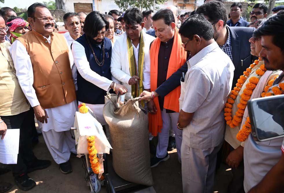 महासमुंद जिले मे आज से धान खरीदी शुरू महासमुंद जिले मे आज से धान खरीदी शुरू