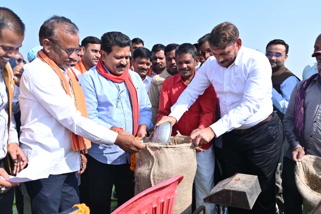 उपमुख्यमंत्री विजय शर्मा ने महराजपुर से धान खरीदी का किया शुभारंभ उपमुख्यमंत्री विजय शर्मा ने महराजपुर से धान खरीदी का किया शुभारंभ