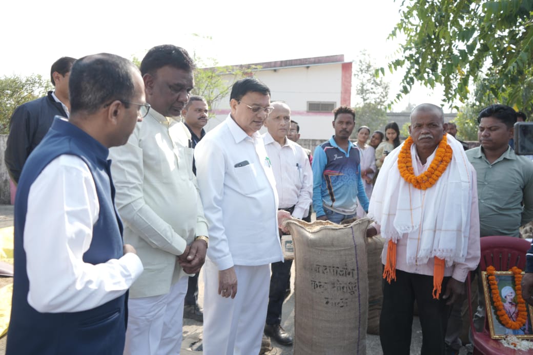 कैबिनेट मंत्री श्री देवांगन ने किया धान खरीदी का शुभारंभ कैबिनेट मंत्री श्री देवांगन ने किया धान खरीदी का शुभारंभ