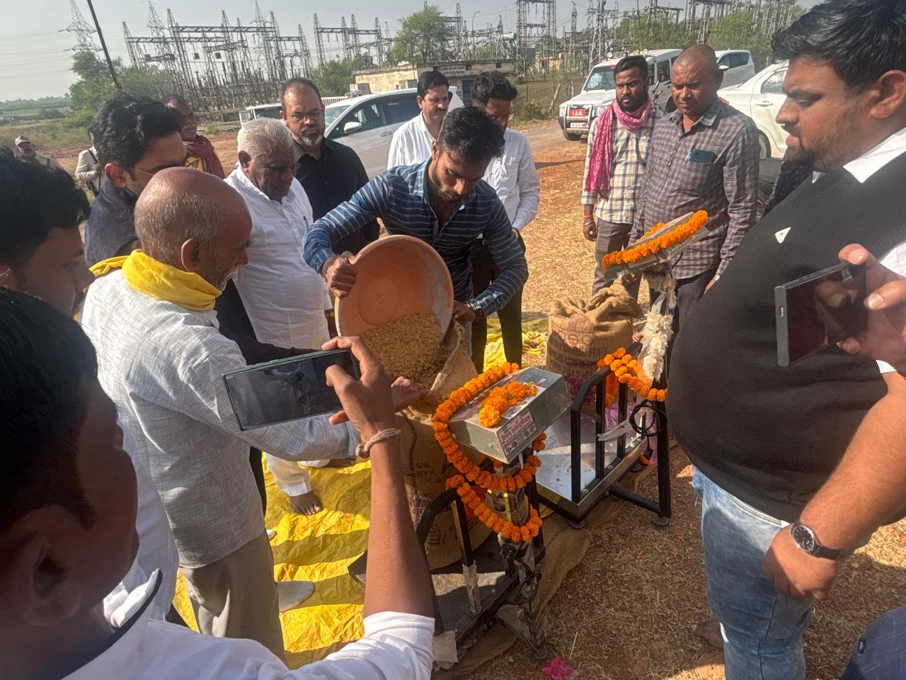 मुख्यमंत्री विष्णु देव साय के नेतृत्व में प्रदेश के किसानों से समर्थन मूल्य पर धान खरीदी का सिलसिला शुरू मुख्यमंत्री विष्णु देव साय के नेतृत्व में प्रदेश के किसानों से समर्थन मूल्य पर धान खरीदी का सिलसिला शुरू