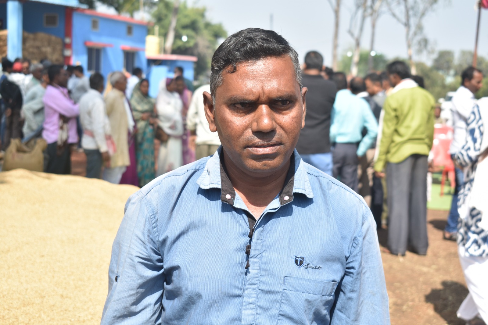 पहले दिन अपने धान की बिक्री करने का अवसर मिलने पर प्रसन्नचित हुआ किसान सावंत राम साहू पहले दिन अपने धान की बिक्री करने का अवसर मिलने पर प्रसन्नचित हुआ किसान सावंत राम साहू
