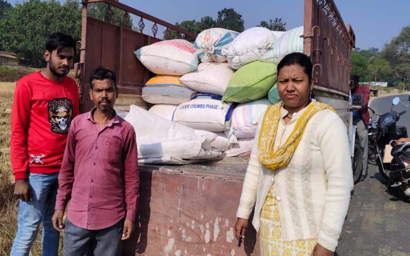 फोर्टिफाइड मिक्स्ड चावल का अवैध परिवहन करते पिकअप वाहन पकड़ा गया फोर्टिफाइड मिक्स्ड चावल का अवैध परिवहन करते पिकअप वाहन पकड़ा गया